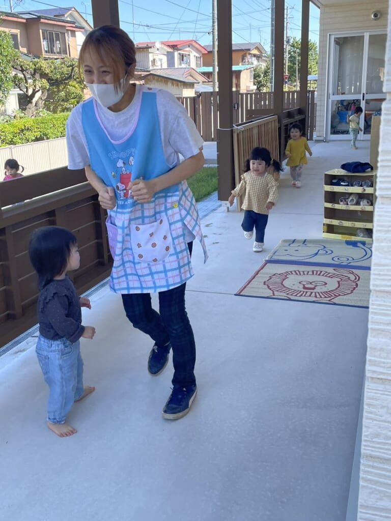 先生と手をつないで登園