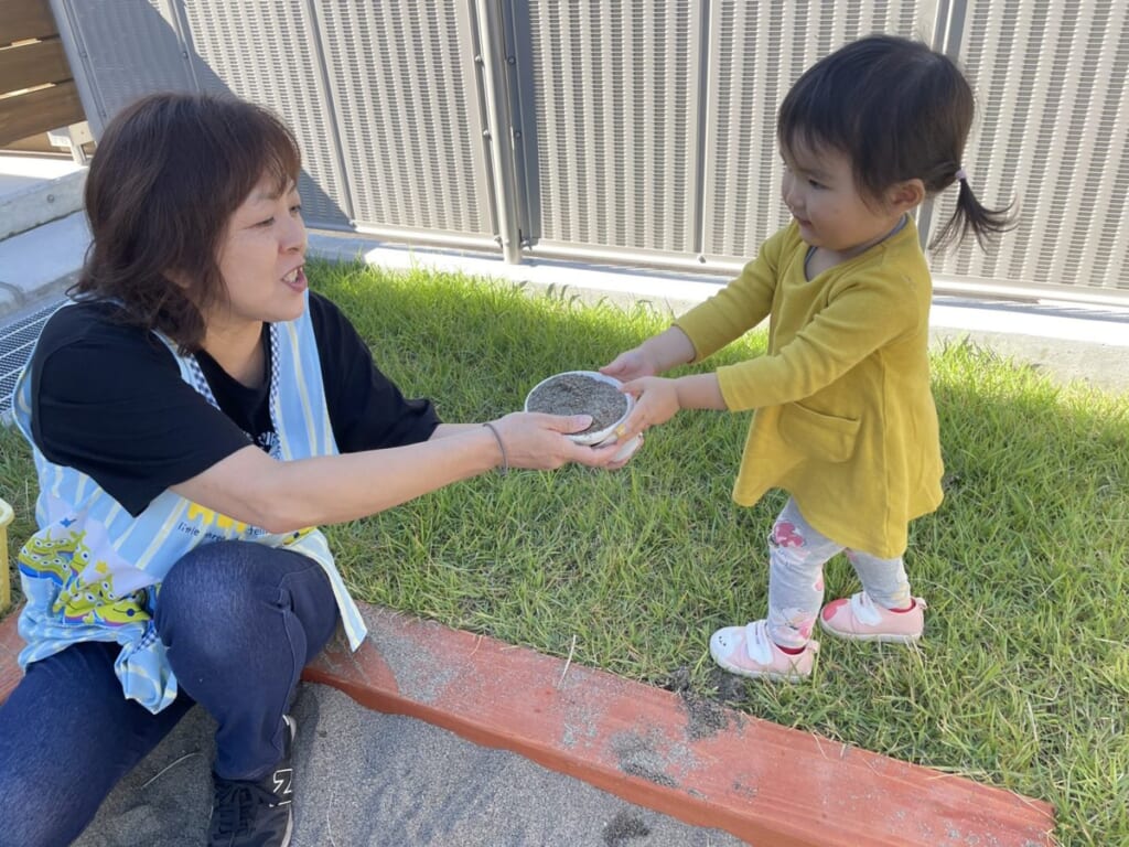 お砂場で「どうぞ」